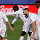 Los jugadores del Real Madrid celebran el segundo gol del equipo. CHEMA MOYA