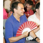 Zapatero se abanica durante un acto en Formentera