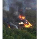 Helicópteros, hidroaviones y columnas de humo a causa del fuego, habituales del verano berciano