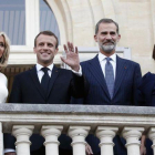 Los reyes Felipe y Letizia, junto al matrimonio Macron, saludan desde el balcón del Grand Palais, este viernes.