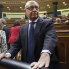 El ministro de Hacienda, Cristóbal Montoro, en la sesión de control al Gobierno de ayer.