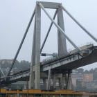 Los escombros del puente que ha colapsado en Génova.  /