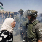 Una mujer palestina discute con un policía fronterizo israelí durante una protesta contra los asentamientos judíos en la aldea cisjordana de Nabi Saleh, cerca de Ramallah.