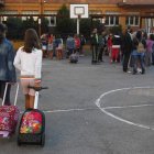 Varios niños a la entrada de un centro educativo.