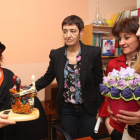 Elisa Vidal, a la izquierda, recogiendo su premio.