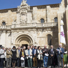 Imagen de grupo de la veintena de leoneses que leyeron ayer los artículos de los decreta. FERNANDO OTERO