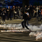 Disturbios en Francia en protesta por la decisión del Gobierno de aprobar la reforma laboral mediante un decreto.