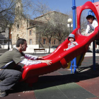Un padre y sus dos hijos jugando en el parque. JESÚS F. SALVADORES