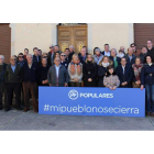 Los candidatos populares, junto a militantes y simpatizantes de Omaña, ayer en Riello.