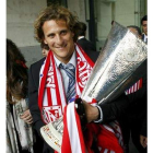 Forlán, el bigoleador en la final, con la copa de campeones