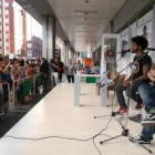 Alcover canta su single ante sus seguidores leoneses en los soportales de El Corte Inglés