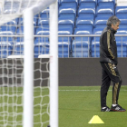 Mourinho, durante el entrenamiento previo al encuentro del conjunto blanco ante el Zaragoza.