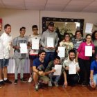 Alumnos del curso de cocina de Fabero con sus diplomas. DL