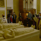Imagen de la bendición de los sepulcros del rey y la reina en Sahagún. ACACIO DÍAZ