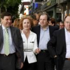 Carriedo, Celina Sánchez, Herrera y Martín, de paseo por las calles de Palencia