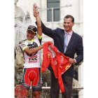 El Principe de Asturias levanta el brazo de Juanjo Cobo como ganador de la Vuelta 2012.