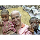 García Viejo con unos niños en el Hospital de Sierra Leona donde era médico y donde se contagió del ébola