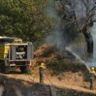 Personal de un camión motobomba intervenía ayer en el incendio de Turienzo Castañero