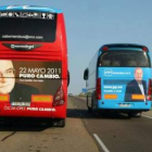 El autobús del PSOE adelanta al del PP en la autovía de Medina del Campo.