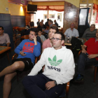 La afición leonesa del Real Madrid presencia el partido de su equipo en la Cafetería JV. JESÚS