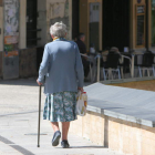 Una mujer mayor camina por Ponferrada. ANA F. BARREDO