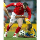 Rooney pugna con Melberg para intentar llevarse el balón