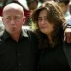 Los padres de Borja Solar, el niño degollado, a su llegada al cementerio de Deva en Gijón