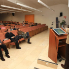 Garzón, primero en la fila de butacas, antes de que comenzara una de las charlas.