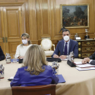 El rey Felipe VI (d) preside este jueves en el Palacio de la Zarzuela una reunión del Consejo de Seguridad Nacional a la que asisten el presidente del Gobierno, Pedro Sánchez (2d) junto con su equipo de Gobierno. EFE