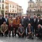 Los quintos del 59 posan en Astorga para conmemorar la efeméride