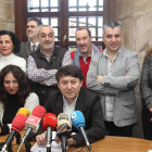 Castellano, sentada junto a Folgueral el 25 de febrero para anunciar el pacto con IAP, con Vega y seis de los ediles que dejarían el PSOE.