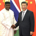 El presidente de Gambia, Adama Barrow estrecha la mano de su homólogo chino, Xi Jinping, durante un encuentro diplomático celebrado en Pekín la pasada semana.