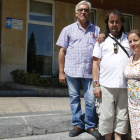 Aquilino del Valle con su psiquiatra, Roberto Martínez, y con la trabajadora social que coordina los pisos de Alfaem, Vanesa Granja, a la puerta de Santa Isabel