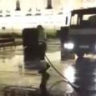 Un empleado de la limpieza, con la manguera y el camión para la limpieza a presión limpia ayer a las 23:49 de la noche los nombres escritos en San Marcos