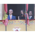 Carolina Rodríguez en un momento del pregón, acompañada por el alcalde, Emilio Gutiérrez, y el concejal de Tráfico, Ricardo Gavilanes.
