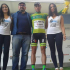 Sergio Pérez en el podio con el maillot de líder de la montaña. DL