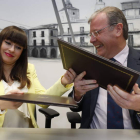 Villarroel y Silván, durante la firma del acuerdo de presupuestos, pactado hace apenas 20 días. RAMIRO