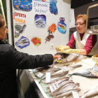 Una de las vendedoras del mercado, con una clienta, en una imagen de archivo. L. DE LA MATA
