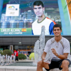 El tenista murciano Carlos Alcaraz luce su trofeo de campeón en el Masters 1000 de Miami. LESSER