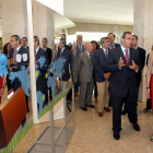 Josefa García Cirac inaugura la exposición ‘Con otra mirada’ de Feaps junto al gerente de Servicios Sociales, Jesús Fuertes.