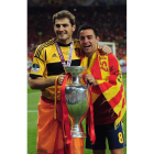 Casillas y Xavi posan con la última Eurocopa.