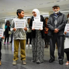 Una familia yemení espera la llegada de otros miembros en el aeropuerto de San Francisco.