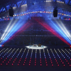 Imagen de la bandera rusa, creada con luces LED que llevan atletas en sus vestimentas, durante la ceremonia de inauguración de los XXII Juegos Olímpicos de Invierno en el estadio olímpico de Fisht.