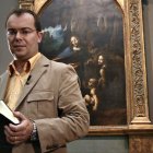 El escritor Javier Sierra, en el Louvre.  LUCA PIERGIOVANNI