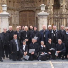 Julián López, con los obispos italianos delante de la Catedral.