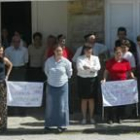 Vecinos de Balboa se concentran ante el Ayuntamiento para protestar por el triunfo de Monteserín