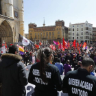 Los manifestantes llenaron la plaza de la Catedral, donde Manuel Sierra leyó el manifiesto