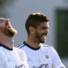 Messi sonríe ante Banega, su compañero de la selección argentina, en Buenos Aires.
