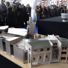 Decenas de feligreses se acercaron a ver la maqueta y colocar la primera piedra del templo.