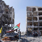Vista general, este miércoles, de edificios de apartamentos destruidos por bombardeos israelís en Gaza.